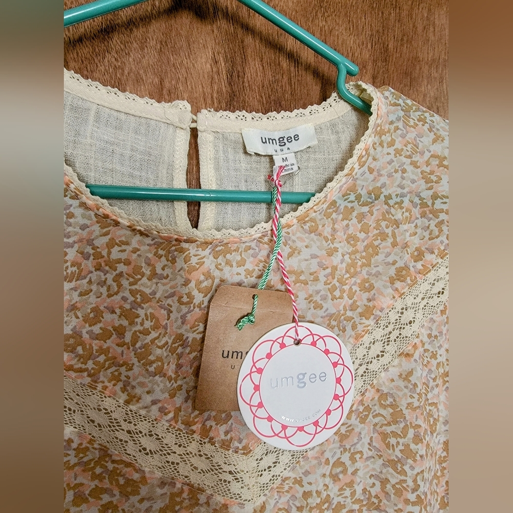 Umgee cream leopard and lace top size medium NWT